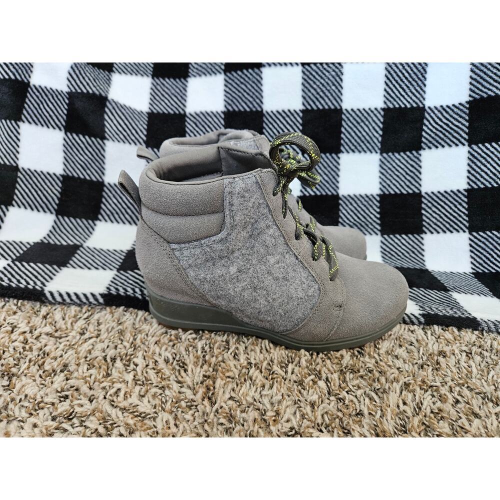 Sorel Women's Evie Ankle Lace Boot
In Gray/Quarry Size 6.5 Suede Felt
Waterproof